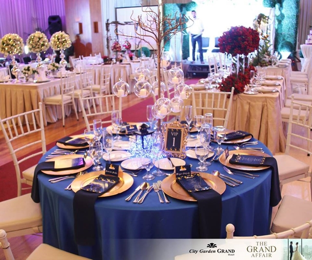 city garden grand hotel the grand affair blue themed table setup