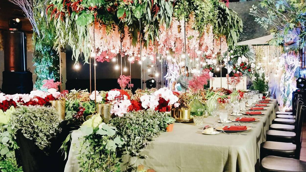 bizu catering studio green and red themed setup