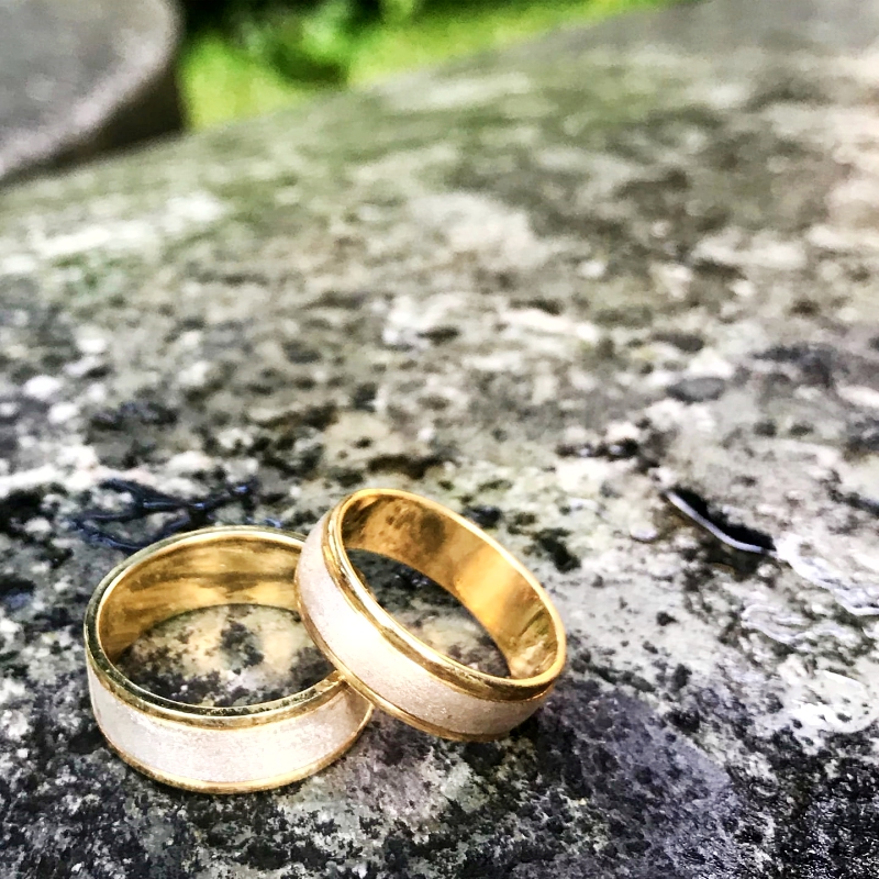 gold wedding rings v gem jewelry