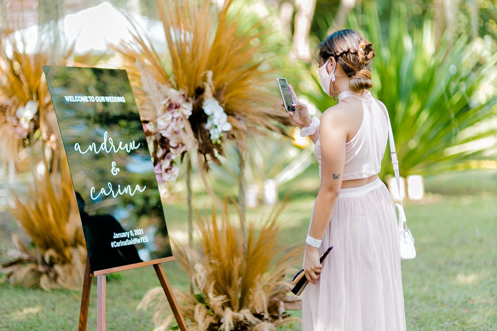 Andrew & Carina's guests are required to wear face masks, as part of the wedding's safety protocol.