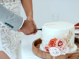minimalist wedding cake
