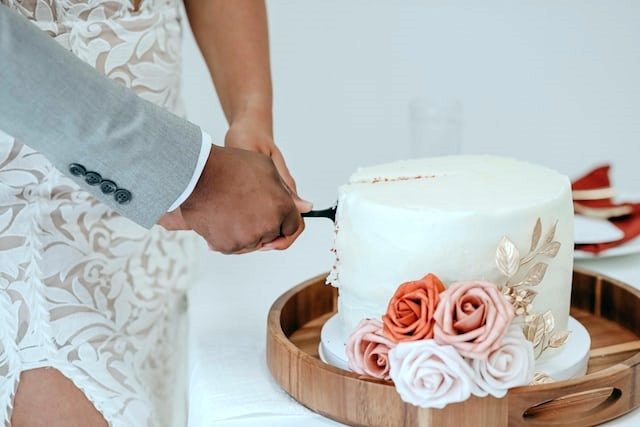 minimalist wedding cake